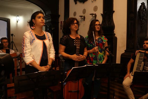 As musicistas Bárbara Fragoso, Roselene Gonçalves dos Santos e Laís Fernandes dos Santos (da esquerda para a direita) foram homenageadas durante a celebração