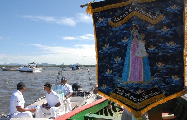 Em barcos são enfeitados com bandeirinhas, dezenas de fiéis participaram da procissão marítima. Confira as galeria de imagens.