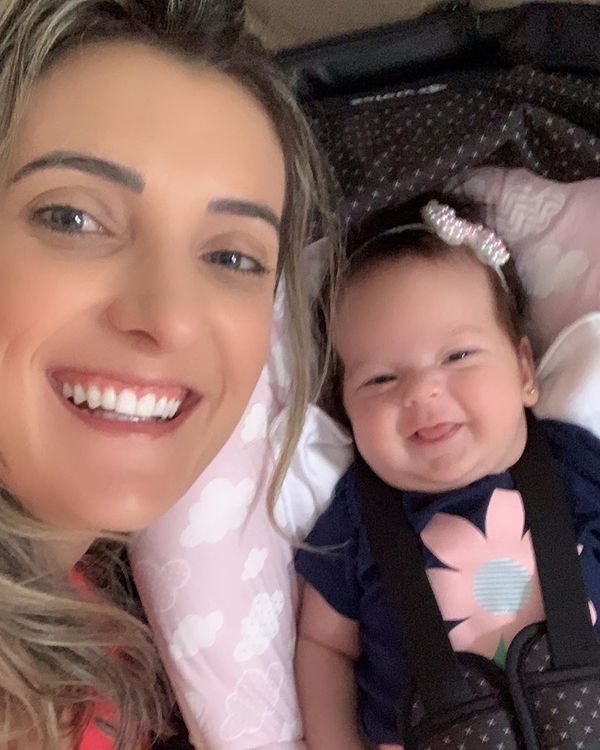 Georggia sorri com a filha: de problema no útero a gravidez