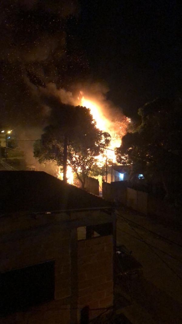 Chamas se alastraram e atingiram outra casa no mesmo quintal  por Internauta