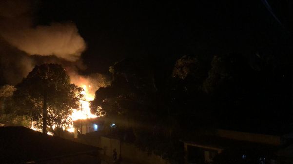 Incêndio destruiu duas casas de madeira em Sotelândia, Cariacica por Internauta