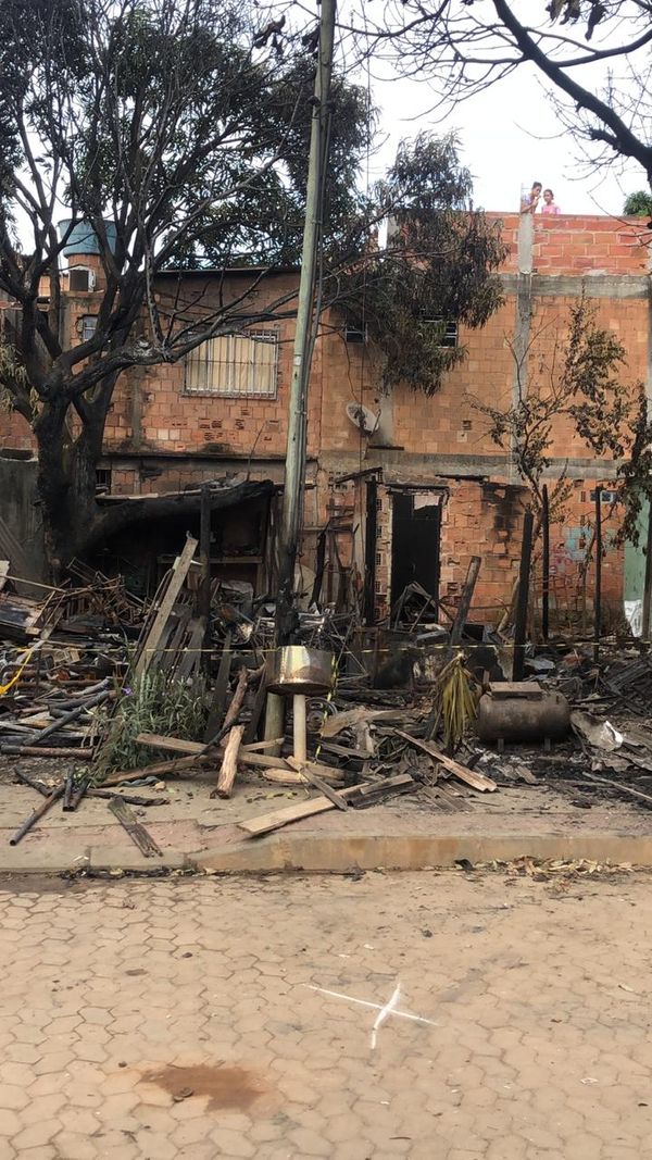Incêndio destruiu duas casas de madeira em Sotelândia, Cariacica