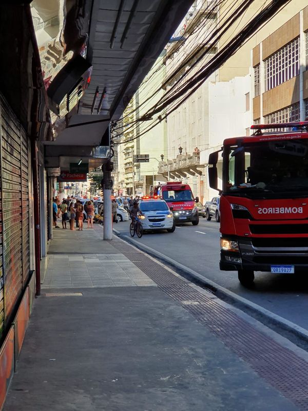 Os policiais feridos tiveram lesões leves e o carro roubado foi recuperado por Internauta