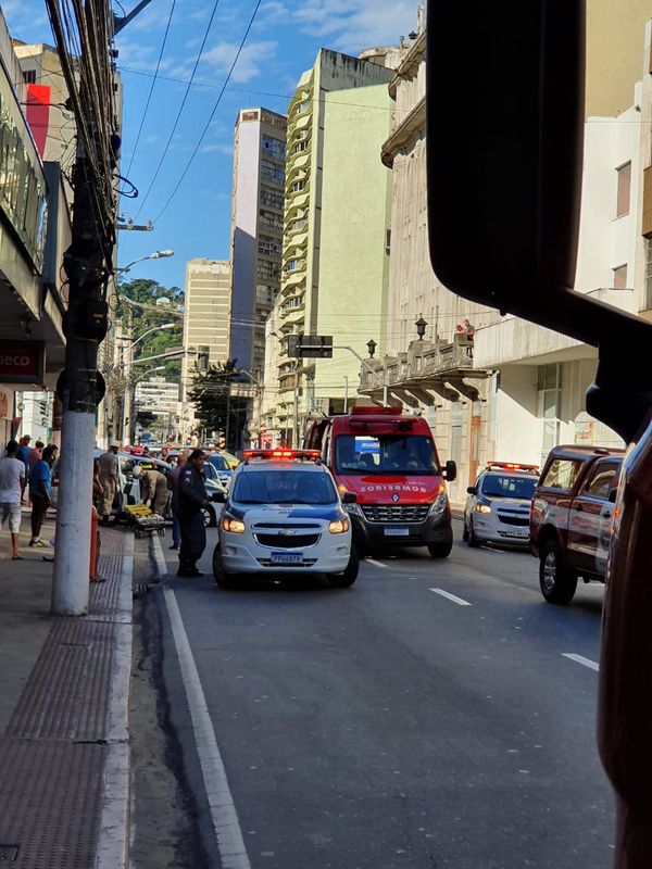 Dois policiais ficaram feridos e foram socorridos pelos Bombeiros por Internauta