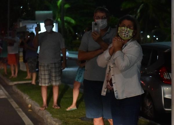 Pessoas na orla de Vila Velha interagindo com a Romaria das Famílias por Fernando Madeira