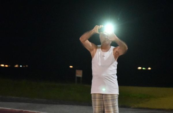 Pessoas na orla de Vila Velha interagindo com a Romaria das Famílias por Fernando Madeira