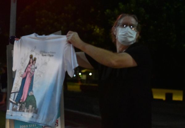 Pessoas na orla de Vila Velha interagindo com a Romaria das Famílias por Fernando Madeira