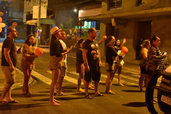 Muitas pessoas foram às ruas na Prainha, em Vila Velha por Fernando Madeira