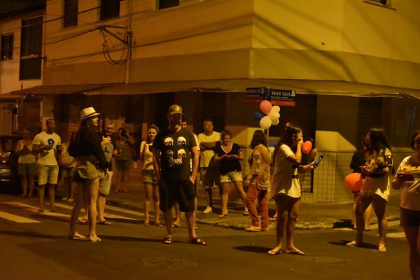 Muitas pessoas foram às ruas na Prainha, em Vila Velha por Fernando Madeira