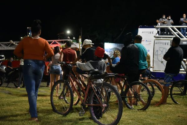 Muitas pessoas esperavam, na Prainha, a chegada da Romaria das Famílias. por Fernando Madeira