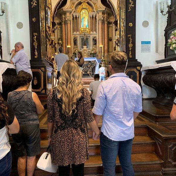 Um dia antes da inseminação, casal visitou Convento pedindo a bênção da santa. “Nossa Senhora da Penha, intercedei por nós!”, dizia a legenda