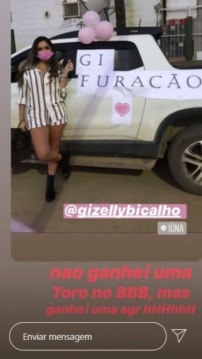 A ex-BBB e advogada Gizelly Bicalho exibe carro que ganhou fora do reality da Globo em Piaçu, no Espírito Santo