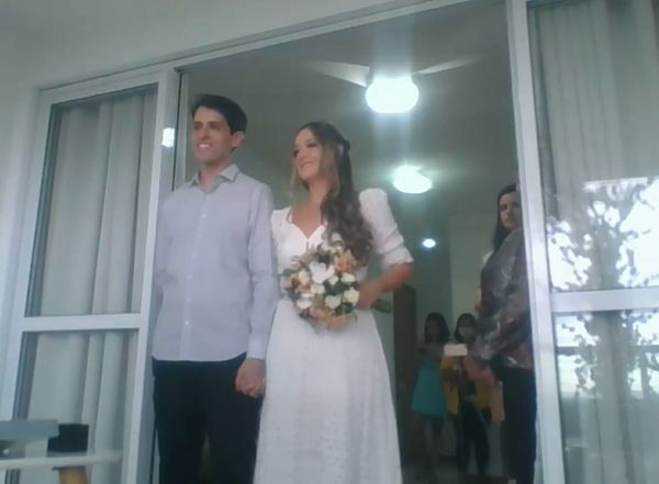 Amigos puderam acompanhar a cerimônia pelo YouTube e pelo Instagram por Reprodução / YouTube