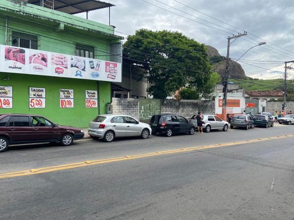 Fila de carros em busca de gás no Bairro Joana D'arc, em Vitória