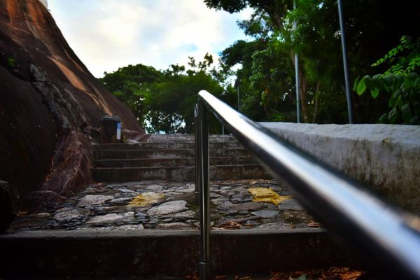 Imagens do entardecer no Convento da Penha. As fotos retratam a beleza do local vazio no dia do encerramento da Festa da Penha. por Fernando Madeira