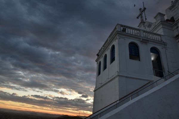 Imagens do entardecer no Convento da Penha. As fotos retratam a beleza do local vazio no dia do encerramento da Festa da Penha. por Fernando Madeira