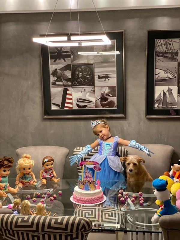 Menina de 2 anos recebe festa de aniversário em casa, em Vila Velha