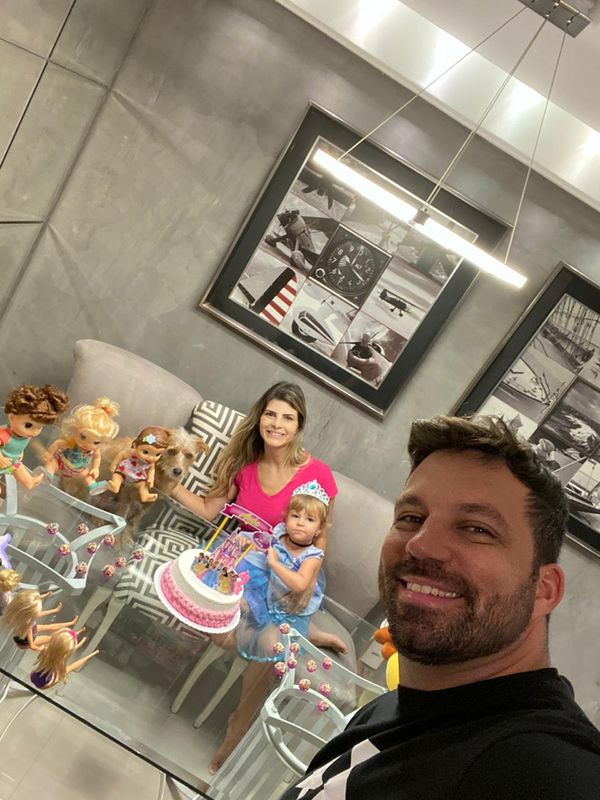 Menina de 2 anos recebe festa de aniversário em casa, em Vila Velha