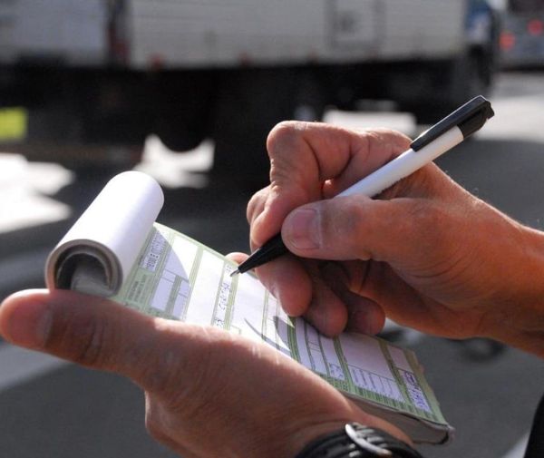 Menos carros circulando, menos multas