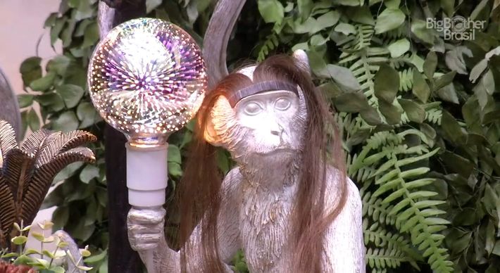 Item da decoração do reality da Globo já foi 'vítima' do gloss de Flayslane e, agora, ganhou um aplique do mega hair de Rafa Kalimann; web se divertiu e já quer a estátua do macaco na final do 'BBB 20'