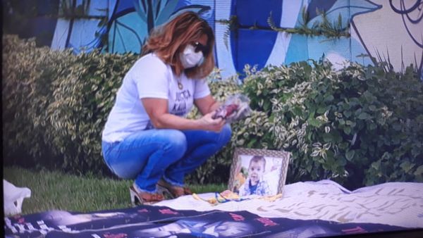 Família de menino Kauã faz oração em memória de vítimas