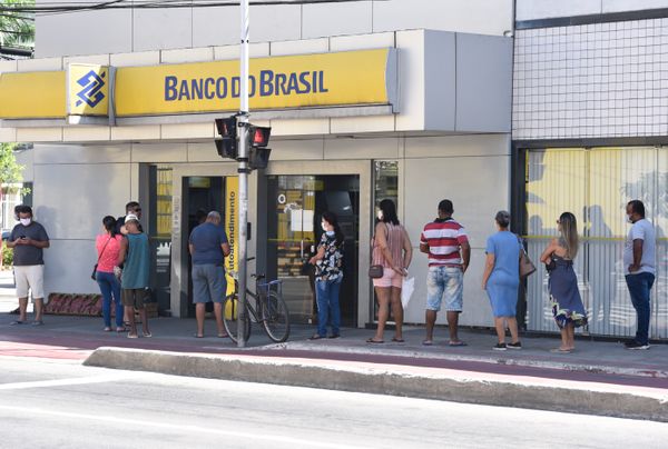 Clientes com máscara na fila do banco no bairro Glória, em Vila Velha. O Governo do Estado determinou o usar máscara de proteção contra o coronavírus por Carlos Alberto Silva