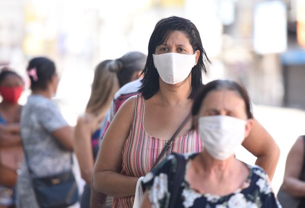 Clientes com máscara na fila do banco no bairro Glória, em Vila Velha. O Governo do Estado determinou o usar máscara de proteção contra o coronavírus