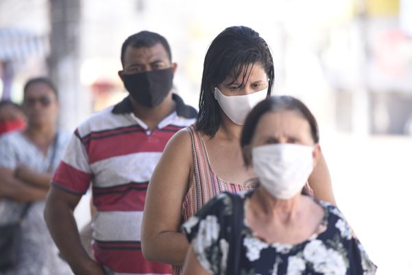 Clientes com máscara na fila do banco no bairro Glória, em Vila Velha. O Governo do Estado determinou o usar máscara de proteção contra o coronavírus