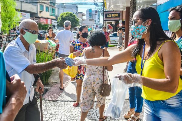 Comércio de Linhares volta a funcionar com distribuição de máscaras nas ruas do Centro