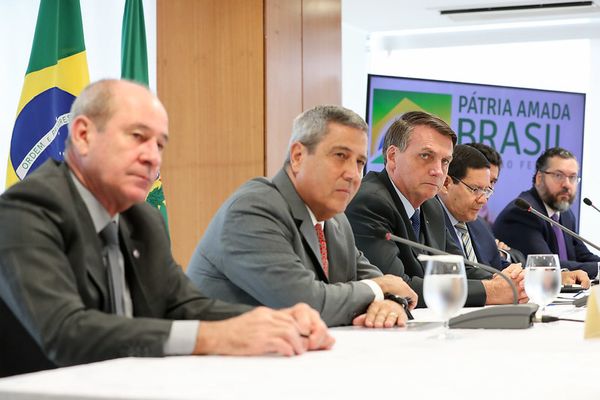 Ministro Braga Netto ao lado de Bolsonaro, durante reunião nesta quarta-feira