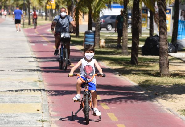 Na orla das praias de Itaparica, Itapoã e Praia da Costa algumas pessoas estão atendendo a determinação do governo de usar máscara de proteção contra o coronavírus. por Carlos Alberto Silva