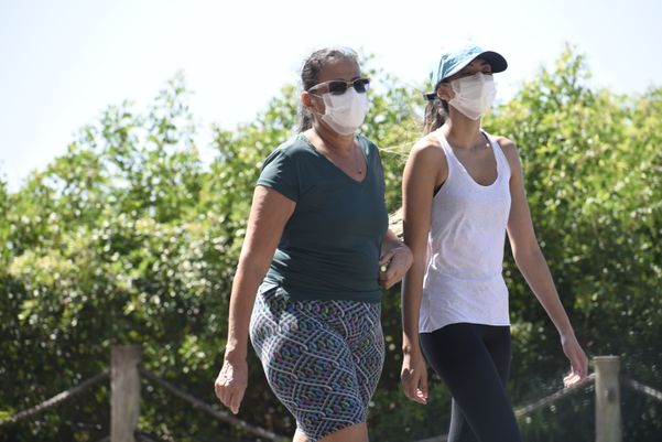 Na orla das praias de Itaparica, Itapoã e Praia da Costa algumas pessoas estão atendendo a determinação do governo de usar máscara de proteção contra o coronavírus