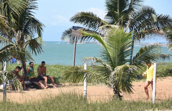 Na orla das praias de Itaparica, Itapoã e Praia da Costa é possível ver pessoas não atendendo a determinação do governo de usar máscara de proteção contra o coronavírus  