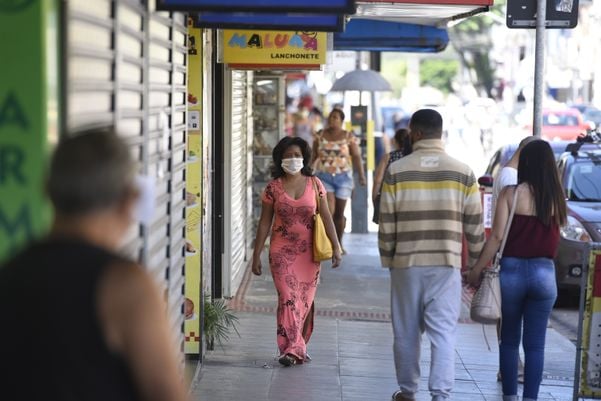 No bairro Glória, em Vila Velha, é possível ver pessoas atendendo a determinação do governo de usar máscara de proteção contra o coronavírus