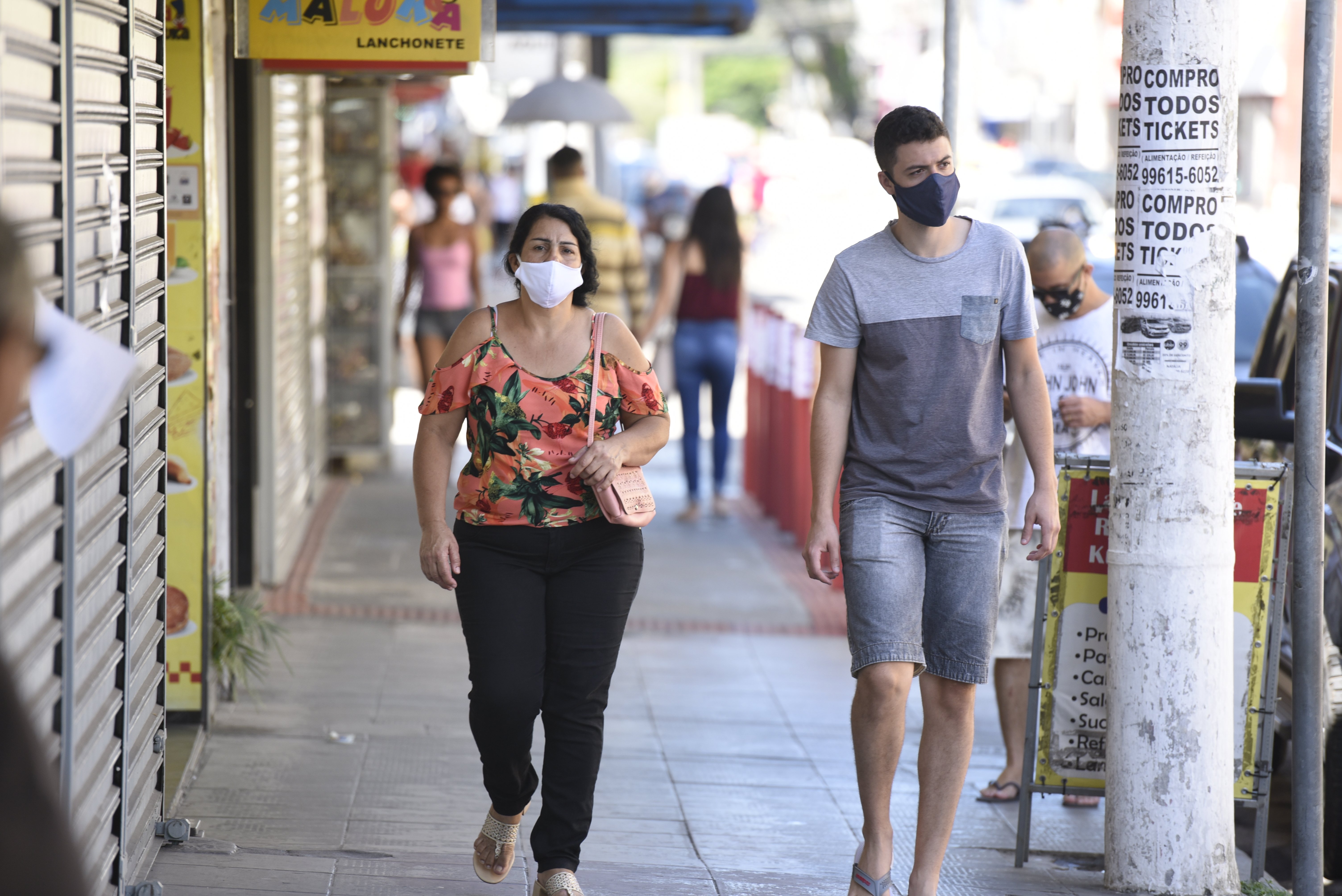No bairro Glória, em Vila Velha, é possível ver pessoas atendendo a determinação do governo de usar máscara de proteção contra o coronavírus