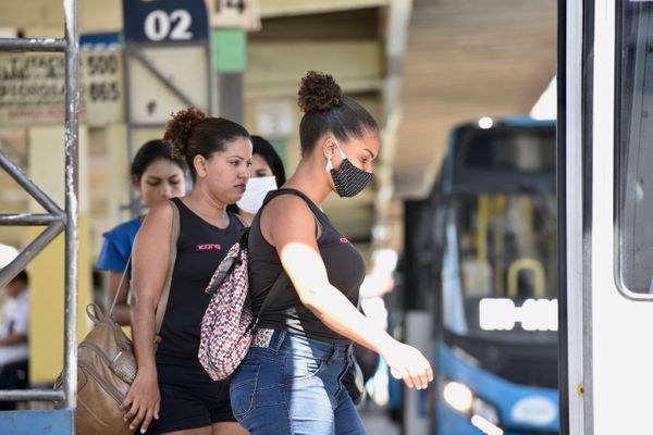 No Terminal do Sistema Transcol, em Vila Velha, é possível ver usuários do sistema atendendo a determinação do governo de usar máscara de proteção contra o coronavírus por Carlos Alberto Silva