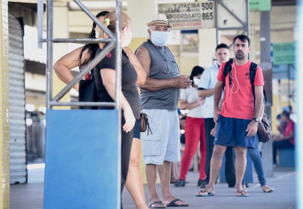 No Terminal do Sistema Transcol, em Vila Velha, é possível ver usuários do sistema atendendo a determinação do governo de usar máscara de proteção contra o coronavírus