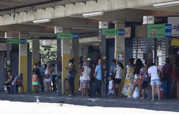 No Terminal do Sistema Transcol, em Vila Velha, é possível ver usuários do sistema atendendo a determinação do governo de usar máscara de proteção contra o coronavírus