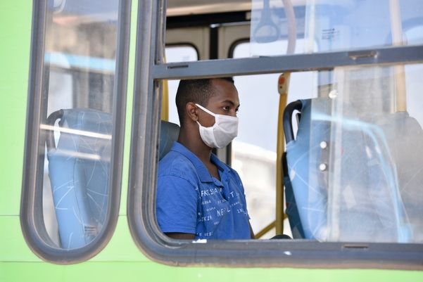 No Terminal do Sistema Transcol, em Vila Velha, é possível ver usuários do sistema atendendo a determinação do governo de usar máscara de proteção contra o coronavírus