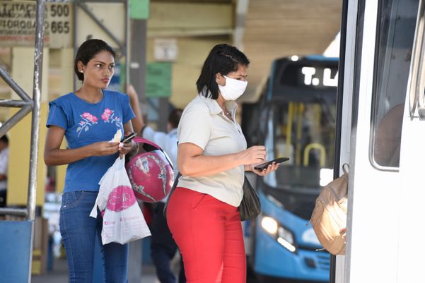 No Terminal do Sistema Transcol, em Vila Velha, é possível ver usuários do sistema atendendo a determinação do governo de usar máscara de proteção contra o coronavírus por Carlos Alberto Silva