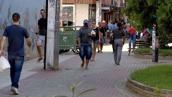 Ruas movimentadas marcam a reabertura do comércio em Colatina 