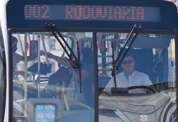 Trocador do ônibus segue a determinação do governo de usar máscara de proteção contra o coronavírus. Mas o motorista, não. 