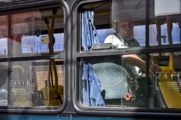 Coletivo passa pela Rodovia Serafim Derenzi em São Pedro. por Vitor Jubini