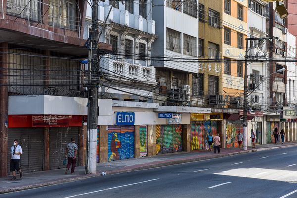 Vitória - ES - Coronavírus - Lojas fechadas na avenida Jerônimo Monteiro. 