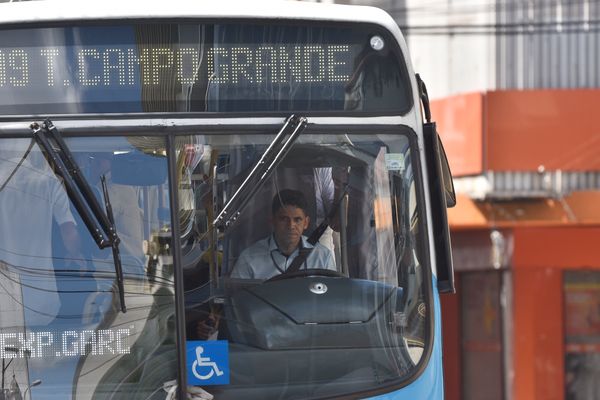 Motorista dirige coletivo pela avenida Jerônimo Monteiro, Centro de Vitória. por Vitor Jubini