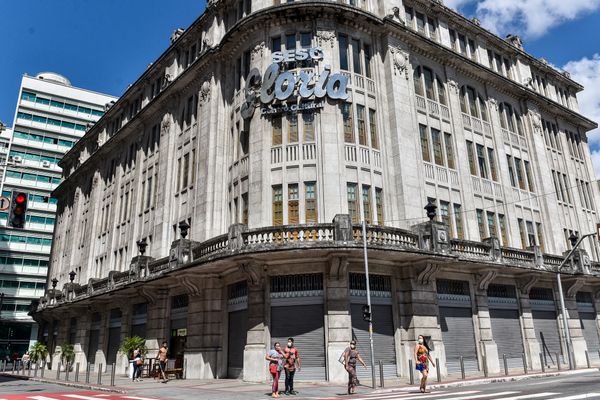 Movimentação em frente ao Centro Cultural Sesc Glória no Centro da capital. por Vitor Jubini