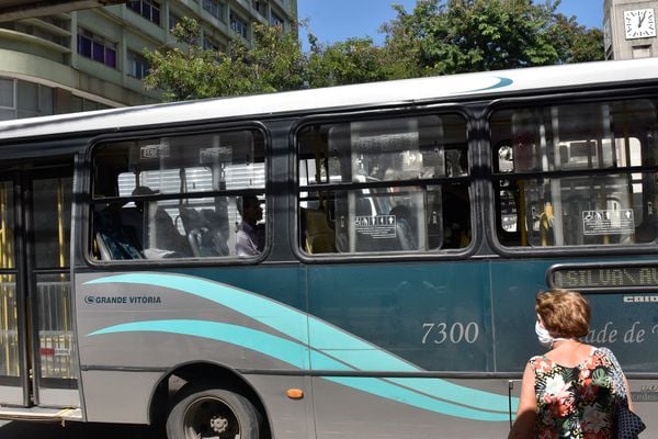 Vitória - ES - Coronavírus - Ponto de ônibus na avenida Jerônimo Monteiro, Centro.