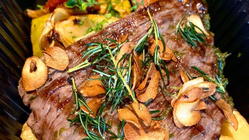 Fraldinha na brasa com fritas do restaurante La Dolina, em Vitória