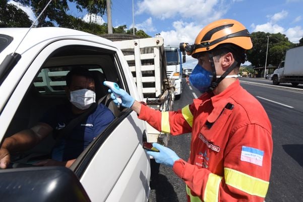 Barreira sanitária em Viana - Foto: Ricardo Medeiros  por Ricardo Medeiros