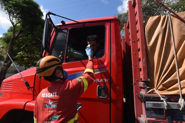 Barreira sanitária em Viana - Foto: Ricardo Medeiros  por Ricardo Medeiros